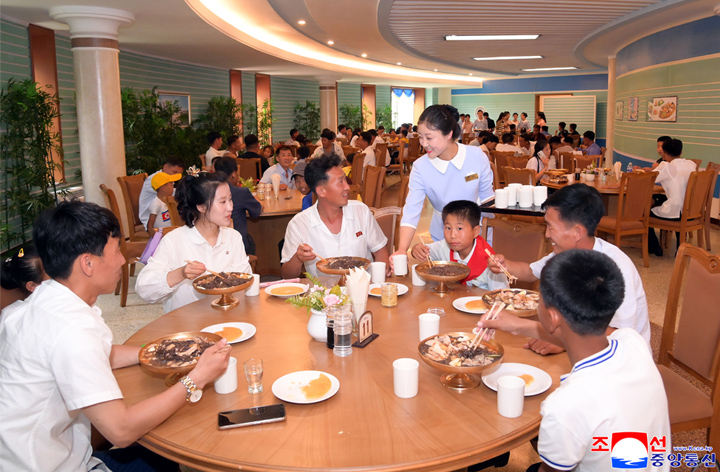 28-인민의 기쁨 넘쳐나는 동해의 명사십리-원산갈마해안관광지구